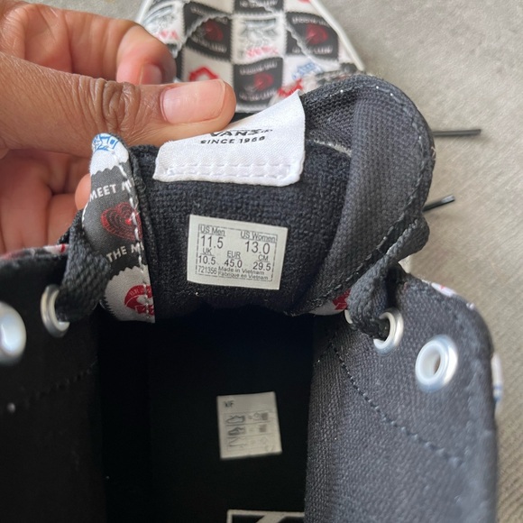 Converse High-Top Sneakers with Graphic Design - Picture 4 of 5